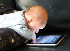 Современные малыши могут начинать путь к одаренности с планшета или смартфона